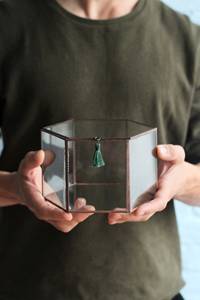 Boîte à bijoux en verre moderne en forme d'hexagone avec cadre en métal poli antique, parfaite pour ranger bagues, colliers et accessoires fins - Product Image 6