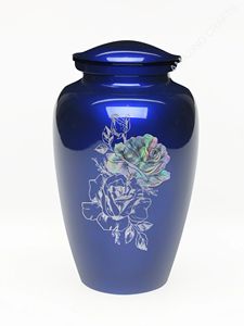 Urne funéraire en métal artisanale avec oiseaux en vol argentés et bleus, accents argentés gravés, taille niche 200 Cu In - Product Image 4