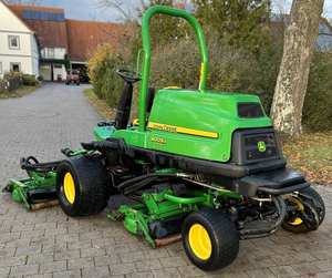 Tondeuse à gazon John Deer, machine compacte de coupe d'herbe, conception durable pour l'aménagement paysager, le jardinage et les champs agricoles - Product Image 4