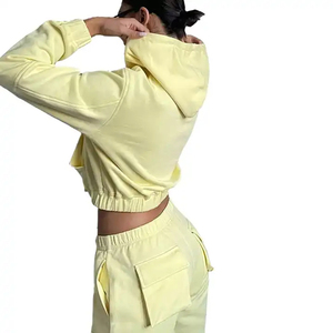 OEM เย็บปักถักร้อยที่กําหนดเองโลโก้ผู้หญิงสองชิ้นกางเกงคาร์โก้และขนแกะสุภาพสตรี Hoodies ที่กําหนดเอง Jogger Sweatsuit ชุดหลายกระเป๋า - Product Image 3