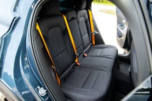 Sedán de Alto Rendimiento PO IE STAR 2 2022 con Motor Dual, Tracción en las Cuatro Ruedas, Batería de Litio, Asientos de Cuero y Neumáticos R18 - Product Image 3