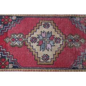 Petit tapis turc vintage 1,6x3,3 pieds, tapis en laine rouge - Product Image 4