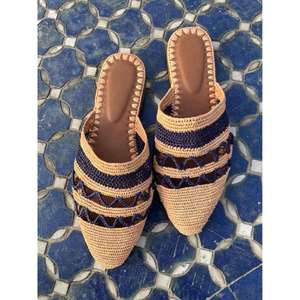 Vente en gros de pantoufles et sandales marocaines en raphia faites à la main, chaussures tissées écologiques pour femmes et hommes, fournisseur direct de commandes en gros - Product Image 1