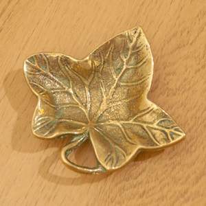 Cendrier en laiton doré avec design décoratif pour contenir les cendres et réduire les odeurs de fumée dans les espaces intérieurs - Product Image 5