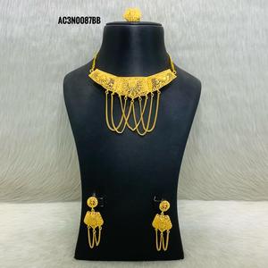 Dernière chaîne de boîte de collier ras du cou en laiton plaqué or avec motif de fleurs pour les fêtes et les mariages - Product Image 1