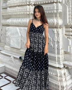 Diseñador de mujeres Heavy Rayon Festival Wear Kurtis Set Trabajo de impresión de cuatro lados para Niñas para fiestas - Product Image 2