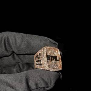 Anillo Cuadrado de Plata de Ley 925 con Micro Pavé de Diamantes Moissanite VVS, Anillo Personalizado con Letra, Estilo Hip Hop, de Lujo, para Unisex - Product Image 4