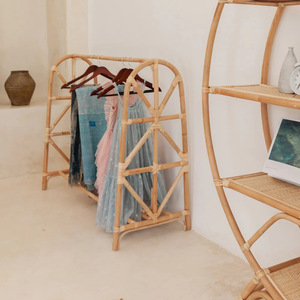Support de présentation suspendu pour vêtements d'enfants, en rotin naturel, excellent choix pour les vêtements d'enfants - Product Image 3