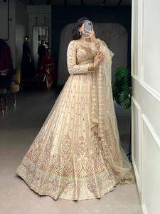 Ensemble Lehenga Choli en soie 100% avec bordure tissée en zari, cordon de serrage, fermeture éclair, jupe évasée de 3,5 m - Product Image 3