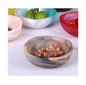 Bol de service en résine fait main surface brillante polie design élégant et élégant idéal pour les salades de fruits ou les idées de décoration de table - Product Image 6