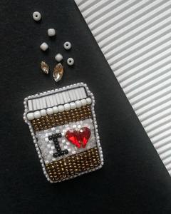 Adorno de estrella hecho a mano con cuentas y detalles intrincados que aporta un encanto festivo elegante para la decoración del árbol de Navidad y para regalar. - Product Image 3