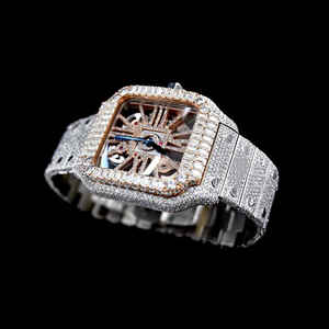 Reloj de diamantes Moissanite analógico de lujo con números arábigos a prueba de agua Diseño de cartón de banda de acero inoxidable para hombres y mujeres - Product Image 1