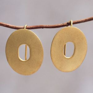 Pendientes de latón hechos a mano para mujer con motivos étnicos indios perfectos para bodas festivales y celebraciones culturales - Product Image 4