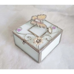 Boîte à bijoux design élégante en métal blanc avec papillon argent organisateur compact pour collection de bijoux et coiffeuse - Product Image 1