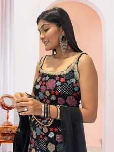 Ensemble de vêtements de fête et de mariage de créateur en fausse Georgette multicolore séquence et broderie haut et Sharara avec filet papillon Dupatta - Product Image 2