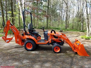 Tractor de ruedas Kubota LA355 con cargador frontal y accesorio de segadora, color rojo, con bomba hidráulica MOOG, capacidad de carga nominal de 9 toneladas. - Product Image 4