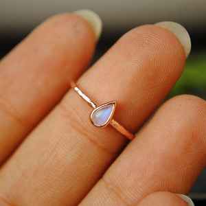 แหวนมูนสโตนรูปลูกแพร์สีรุ้งทำด้วยมือ925เงินและทองอัญมณีธรรมชาติของขวัญสำหรับเธอ - Product Image 4