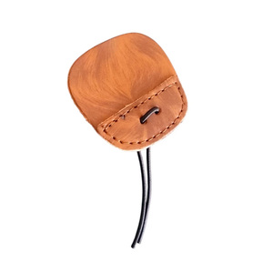 อุปกรณ์ยิงธนูหนังวัวนิ่มสำหรับป้องกันแท็บป้องกันนิ้วปรับได้สำหรับการยิงธนูคันธนู - Product Image 2