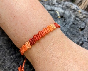 Pulsera de amistad hecha a mano con degradado naranja quemado, regalo tejido ajustable, Accesorios de playa para chica surfista - Product Image 1