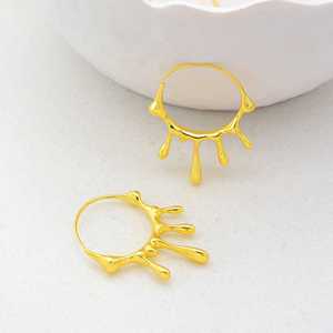 Boucles d'oreilles circulaires M1 en laiton couleur or, bijoux uniques pour tous les jours. - Product Image 1