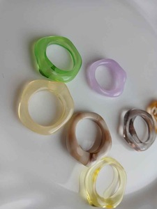 Anneaux en résine acrylique de forme ronde, fabriqués à la main, anneaux d'amour pour femmes, bijoux de fête, vente en gros au meilleur prix - Product Image 5