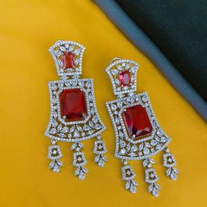 Impresionantes y hermosos pendientes de tono plateado de la mejor calidad con piedra AD y aspecto de perla, perfectos para fiestas, pendientes modernos - Product Image 1