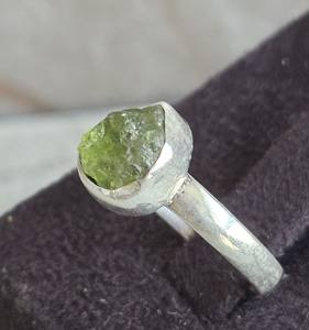 แหวนครบรอบแต่งงานสีเงินสเตอร์ลิงทันสมัยสไตล์โบฮีเมียนทุกหลายเพศทำด้วยมือชุบทองด้วยพลอยพรีไนต์ที่ไม่สม่ำเสมอ - Product Image 4