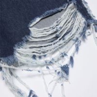 Short en denim vieilli-Coupe super baggy, taille moyenne, jambe large et longueur genou avec détail de patch en cuir