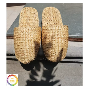 Chaussons en jacinthe d'eau fabriqués au Vietnam pour un usage intérieur et domestique Chaussures durables faites à la main Fournisseur de matériaux naturels - Product Image 1