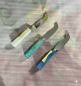 Outils de service à fromage en acier inoxydable d'inspiration écologique avec poignées en résine transparente, design rustique moderne, compatibles lave-vaisselle - Product Image 6