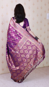 ผ้าไหมบาแนรัส จาล แบบนุ่ม สีม่วงทอง ปักด้วยดิ้นซารีและมีนาคารี สำหรับงานแต่งงาน งานเทศกาล และงานเฉลิมฉลอง ด้วยงานปักดิ้นซารีและมีนาคารีที่สวยงาม - Product Image 3