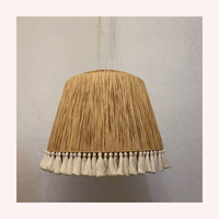 Plafonnier en rotin et jute artisanal inspiré de Bali avec des détails en jonc de mer pour nouveau exotique