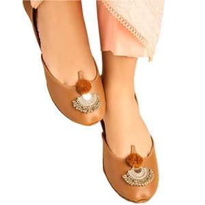 Khussa de Mujer Hecha a Mano con Parte Superior de Cuero Sintético Estampado Antideslizante de Alta Calidad y Tendencia de Moda - Product Image 1