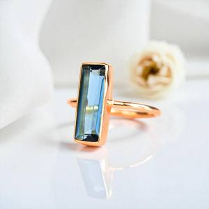 Anillos de bisel de barra rectangular de piedra natal de cuarzo de cianita | Anillos de banda chapados en oro hechos a mano | Joyería minimalista apilable lisa - Product Image 1