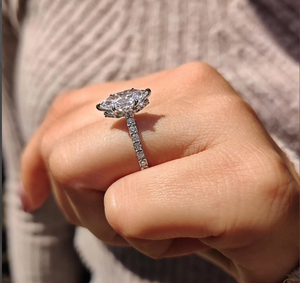 แหวนเพชรเลี้ยงในห้องปฏิบัติการทรงหรูหรา ประดับด้วยพลอยเจียระไนแบบบริลเลียนท์ เหมาะสำหรับงานหมั้นหรืองานแต่งงาน ดีไซน์ทันสมัยจากอินเดีย - Product Image 3