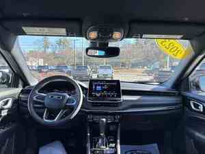 Faible kilométrage, Compass Trailhawk 4WD 2024 avec volant à gauche, sièges en cuir, intérieur foncé, jantes en alliage, caméra arrière chauffée - Product Image 2