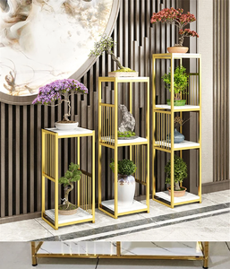 Estantería geométrica moderna dorada con detalles circulares. Almacenamiento de lujo con estilo disponible a precios de mayoreo. - Product Image 2