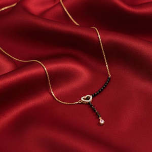 Collar Mangalsutra de Acero Inoxidable y Titanio con Forma de Corazón y Número, Chapado en Oro con Diamantes Incrustados, Estilo Hindú, de Hallmark Trendy Wedding - Product Image 2