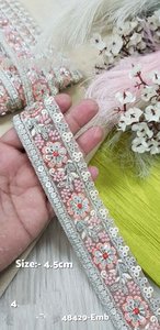 Les paillettes florales sur mesure fonctionnent avec des lacets brodés de six couleurs sur une largeur de 1.25 pouces pour les costumes de dames et la revente. - Product Image 5