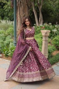 Georgette Lehenga Choli de créateur avec broderie Dupatta Costume indien en soie viscose pour mariages et fêtes disponible en rose - Product Image 4