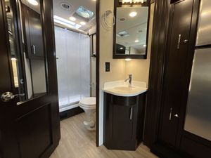 Autocaravana de Lujo Vienna para 4-6 Personas, Gris, de Aluminio, con una Habitación con Cama, Baño, Cocina, TV y Aire Acondicionado - Product Image 5