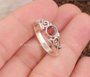 แหวนเงินสเตอร์ลิงพร้อมโกเมนสีแดงธรรมชาติแหวนเงินแท้ลายออกซิไดซ์แหวนเงินแหวนอัญมณีที่ได้แรงบันดาลใจแนววินเทจ - Product Image 3