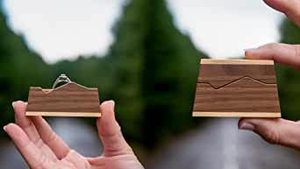 Boîte à bagues en papier recyclable Boîte à bagues de proposition en bois avec noms gravés et intérieur personnalisé Boîte à bagues en bois personnalisée moderne - Product Image 2