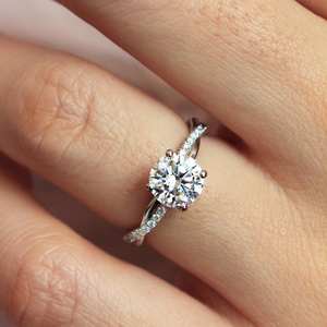 Bague de fiançailles solitaire CZ blanche coupe ronde de 7mm avec bande pavée en argent | Bijoux de mariée classiques - Product Image 1