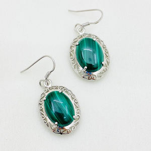 Compre ahora Los últimos pendientes de plata esterlina 925 tachonados con cabujón ovalado de malaquita disponibles a un costo razonable - Product Image 4