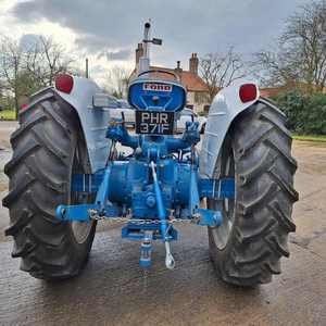 Tractor Ford 5000 2WD Usado con Cargador Disponible - Product Image 5