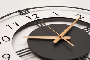 นาฬิกาแขวนผนังโลหะทรงกลมแบบคลาสสิกสีดำและสีขาวเหนือกาลเวลาดีไซน์สะดุดตาเหมาะสำหรับการตกแต่งภายในบ้าน - Product Image 3