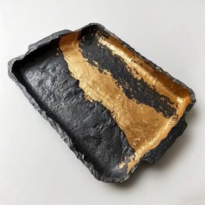 Bandeja de aluminio rectangular Golden Era con asas artesanales, acabado fundido suave, adecuado para cocinas elegantes y expositores de comedor - Product Image 3