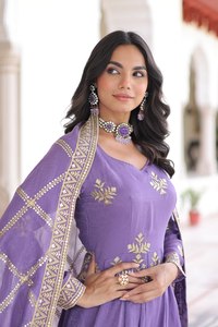 Vestido y Dupatta de Lavanda con Bordado Plateado Brillante y Rico Trabajo de Bordado con Lentejuelas - Product Image 3