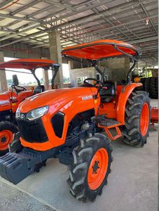 รถแทรกเตอร์คูโบต้า L3408 ให้ประสิทธิภาพการใช้น้ำมันเชื้อเพลิงที่ยอดเยี่ยม พร้อมกำลังยกที่ทรงพลัง เหมาะสำหรับงานเกษตร - Product Image 1